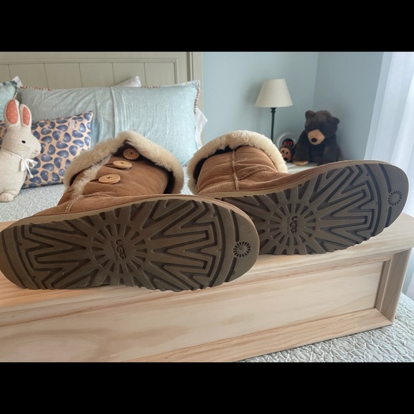 UGG Womens Bailey Triple Button Boot - Picture 4 of 7